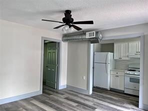 Building Photo - 8335 Bonner Dr