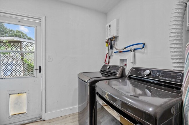 Building Photo - Spacious 4-Bedroom Home with Saltwater Pool & Large Fenced Yard