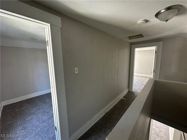 Building Photo - 1915 Maple Ave NE