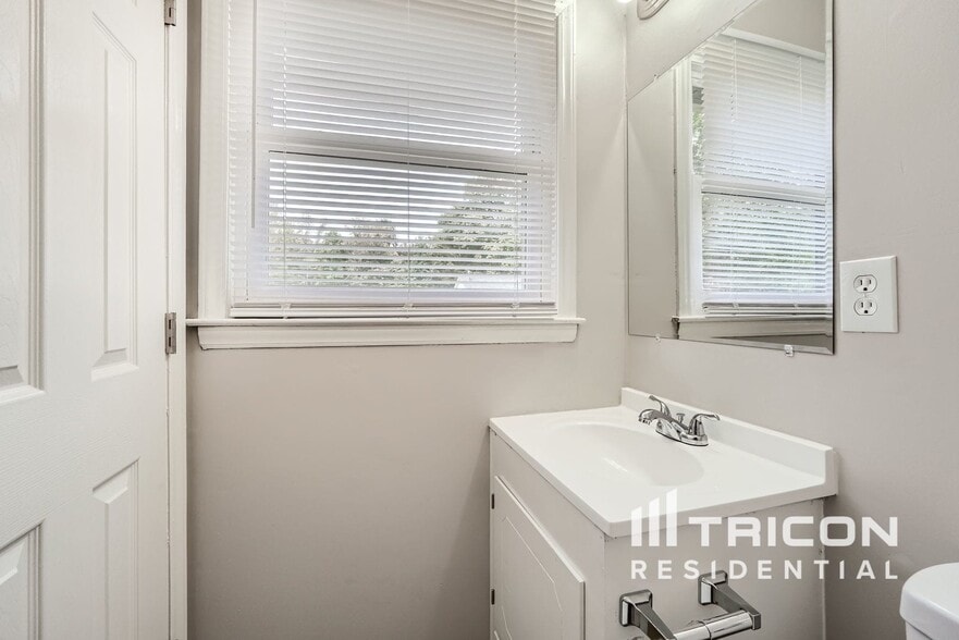 Building Photo - 5313 Larewood Dr