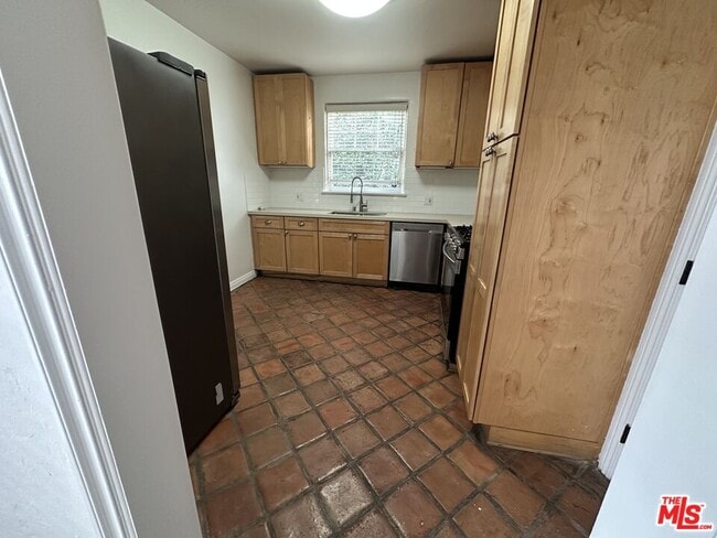 Building Photo - 147 N Orange Dr