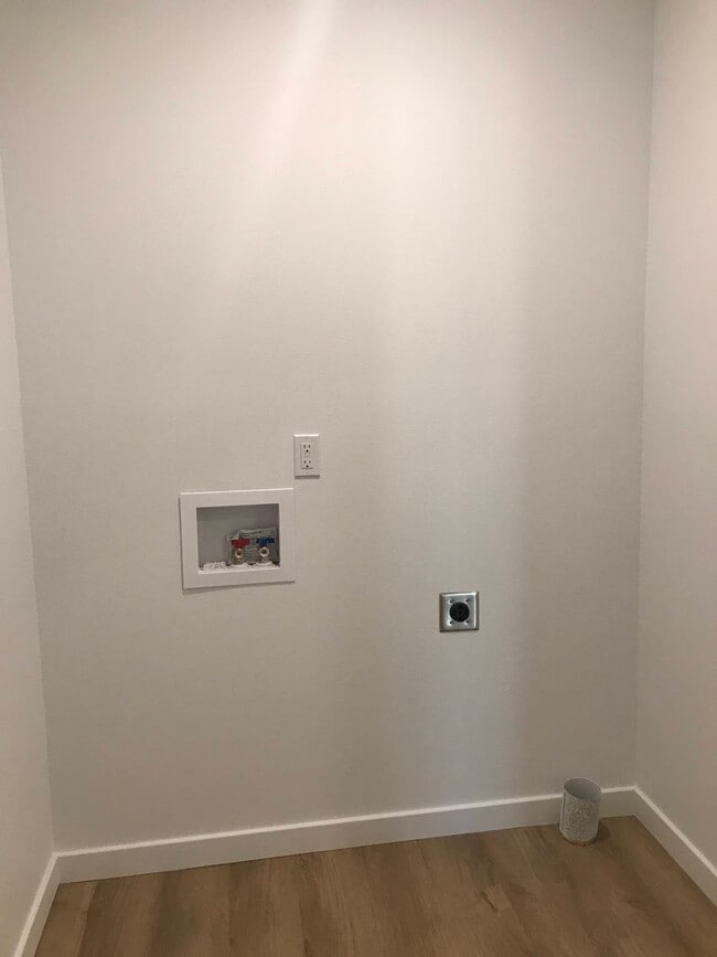 Building Photo - Executive Rental - 4 Bedroom 2 Baths