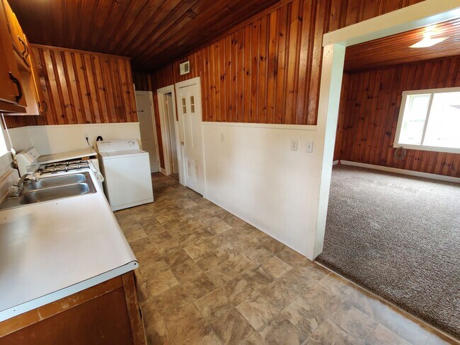 Building Photo - 402 E Walnut St