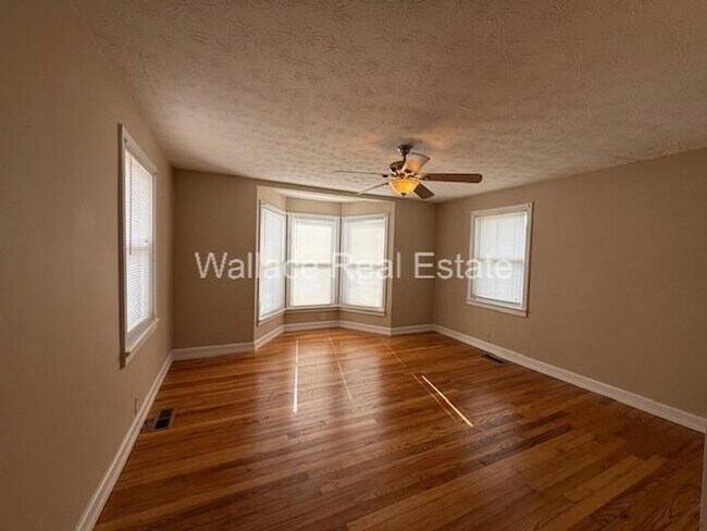 Building Photo - NO STEPS...UPDATED 3 BEDROOM RANCH LOCATED IN FARRAGUT!!