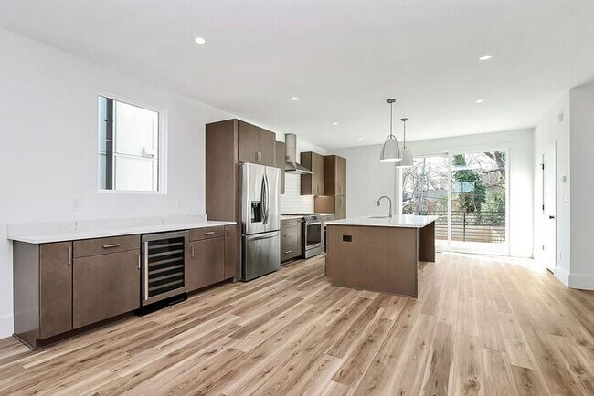 Building Photo - Stunning 3BD/3.5BA Townhome with PRIVATE POOL!