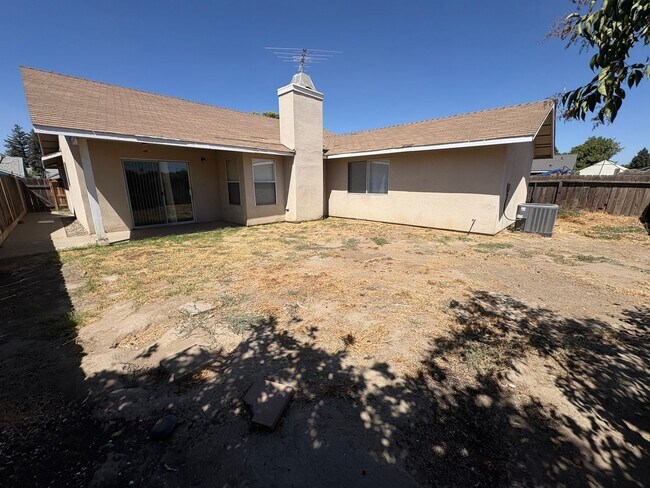 Building Photo - Cozy Home On Spacious Lot In Tulare Available Now!
