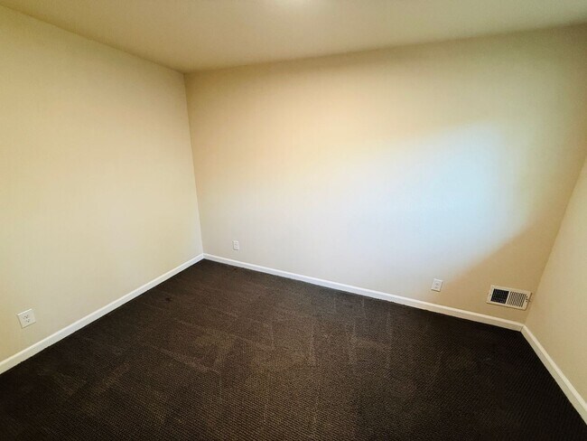 Building Photo - 3 bed 2 bath unit with 1 car garage - Pet Friendly