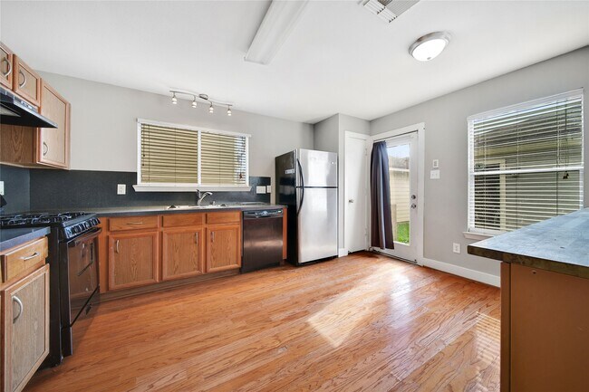 Building Photo - 11940 Chanteloup Dr