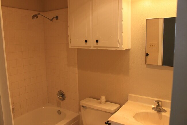 Building Photo - Updated 3/2/1 Great location for TTU/LCU/Medical District - Available AUGUST