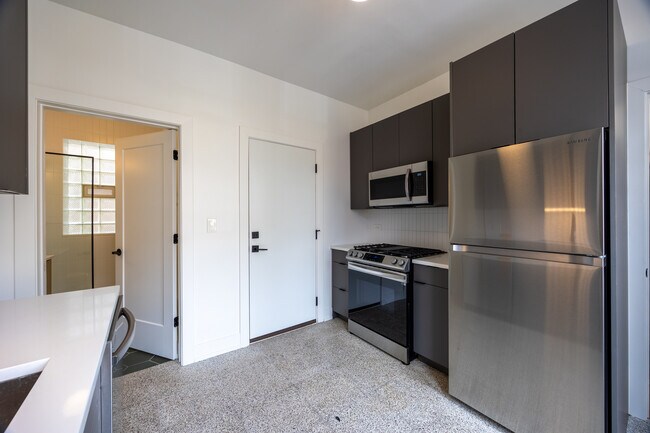 Building Photo - 3051 W Medill Ave