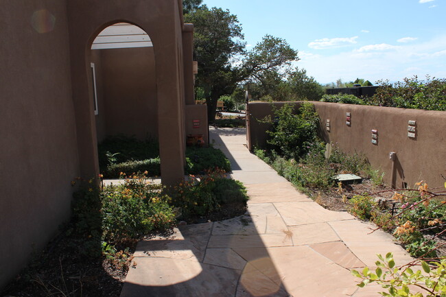 Building Photo - Beautiful 3 bdr, 2 bath SOLAR home w/large...