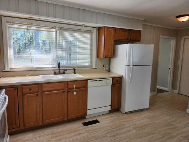 Building Photo - 3 bedroom 2 bath home located in Brainerd TN