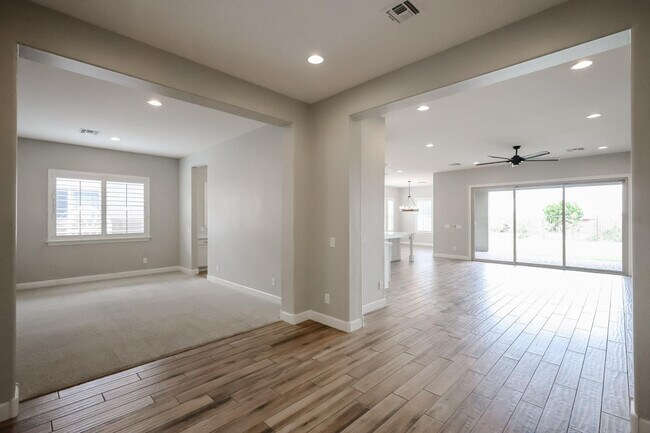 Building Photo - 1424 E Pedro Rd