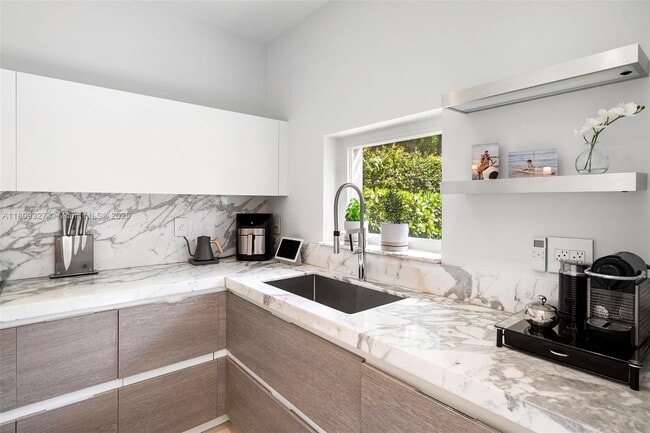 Building Photo - 775 W 49th St