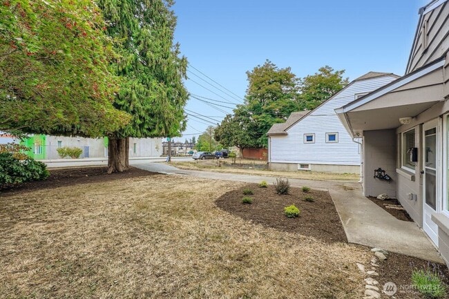 Building Photo - SHORT TERM ONLY THROUGH JULY 2026 Private ...