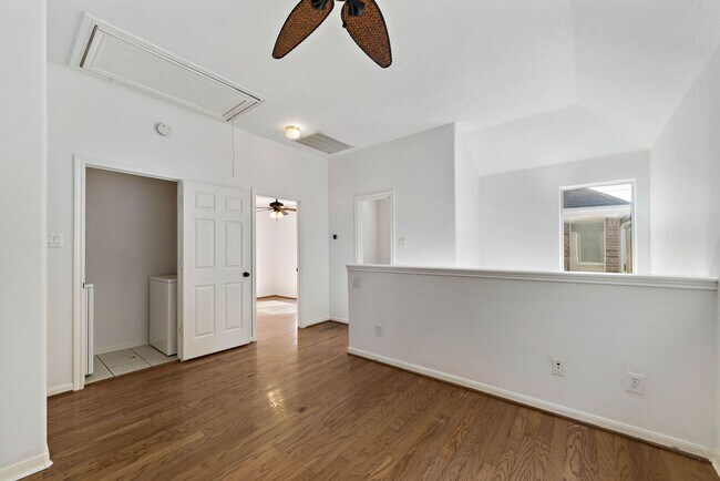 Building Photo - 218 Plaza Del Sol Park