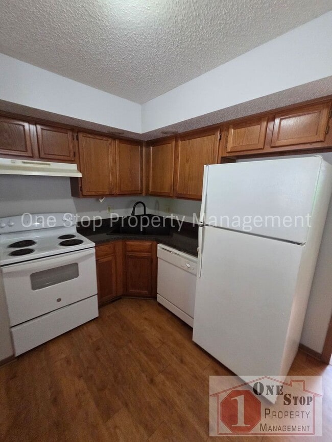 Building Photo - 3 Bedroom 1.5 Bathroom Duplex with 1 car garage in North Kansas City