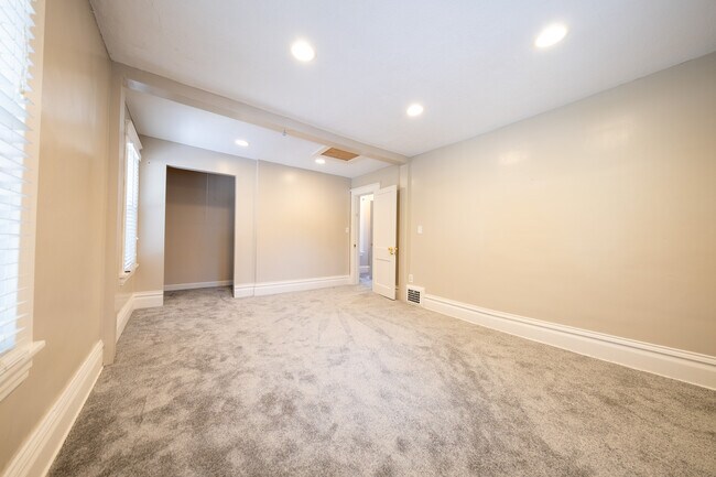 Building Photo - 2654 N Vincent Ave