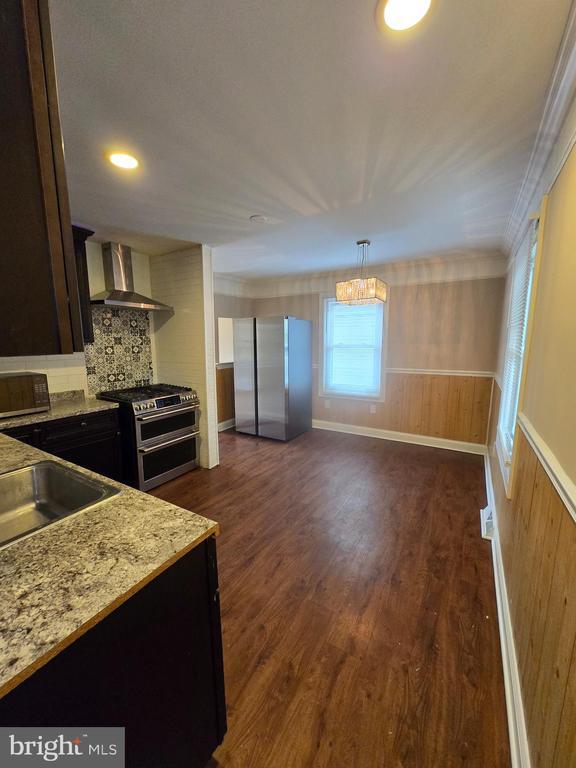 Building Photo - 5520 Duchaine Dr