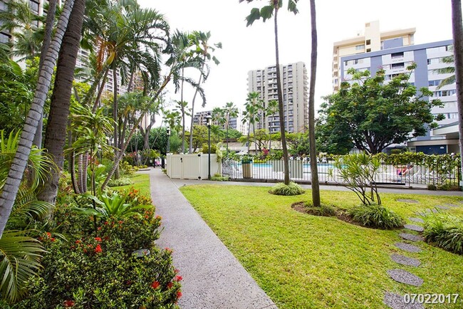 Building Photo - FURNISHED 1BR 1BA condo w/CENTRAL AC & 1 P...