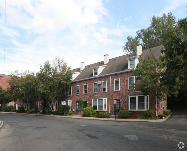 Primary Photo - 30 Hampton Ave