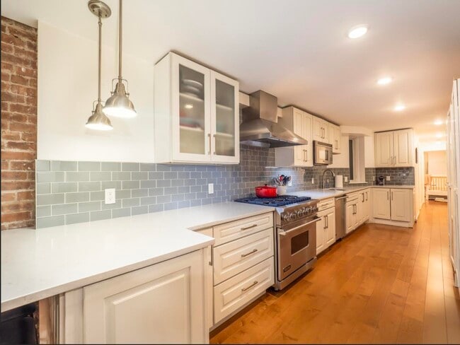 Building Photo - 226 1st St