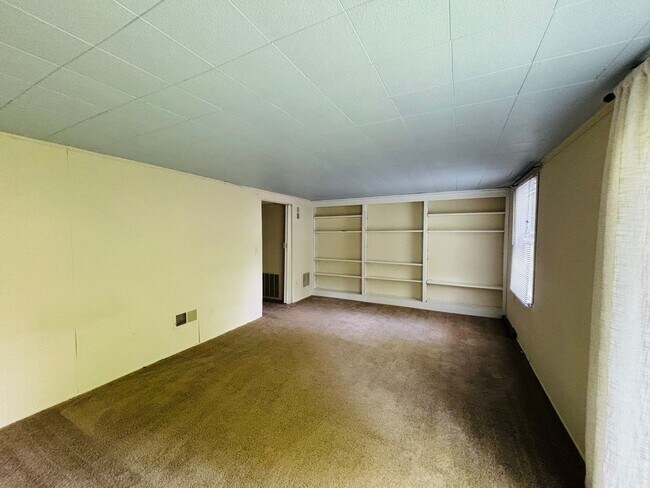 Building Photo - 4 Bedroom, 2.5 Bath Townhouse