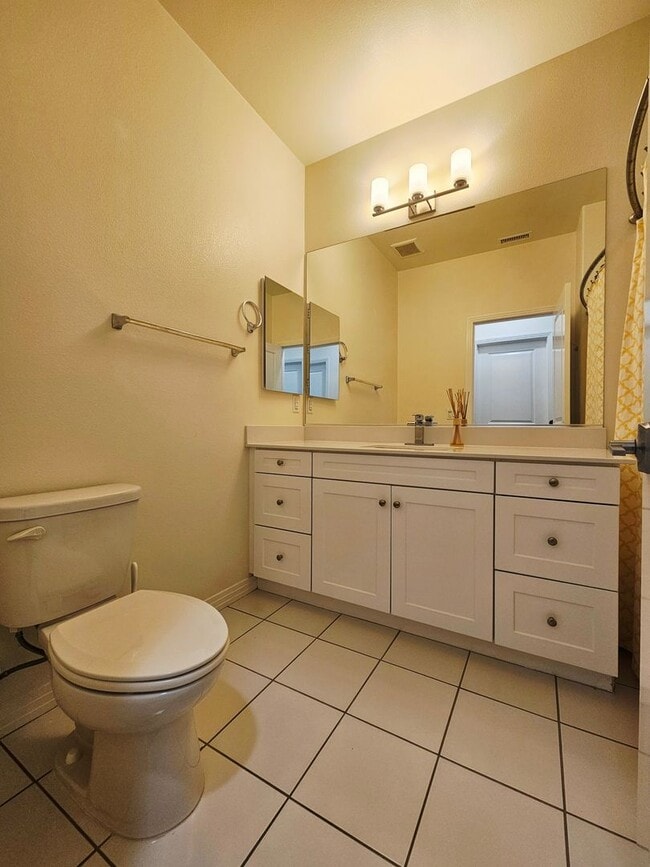 Building Photo - Gorgeous Stand Alone Town Home / Rolling Hills Golf Club is your Back Yard