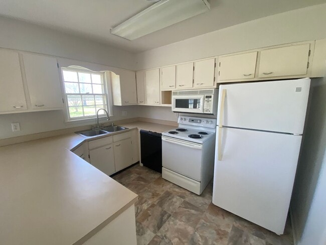 Building Photo - 3bed/2bath home on a HUGE FENCED LOT!!!!!!!!