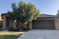 Building Photo - 5 bedrooms 2 baths house-SW Bakersfield