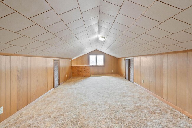 Building Photo - Quaint, inviting 4-bdrm/2-bath home in Cloverdale. Serene living, huge yard, covered patio