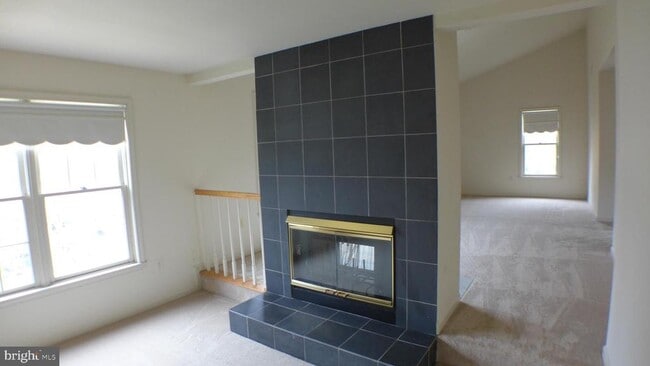 Building Photo - 10008 Manor Pl