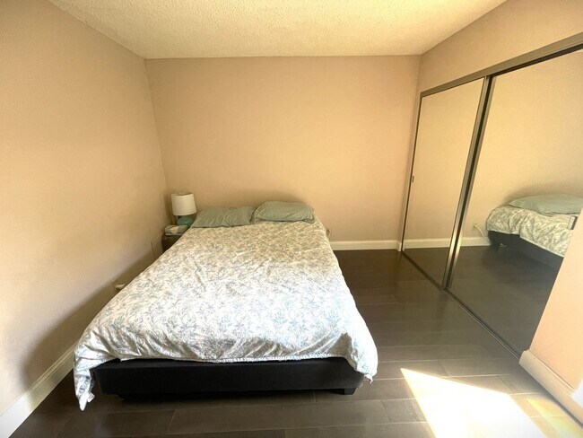 Building Photo - 2 Bedroom + 2 Bath Condo in Winnetka