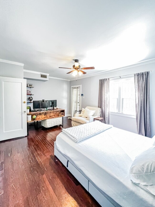 Building Photo - Unfurnished Light Filled Modern Spanish Home in Hollywood Hills