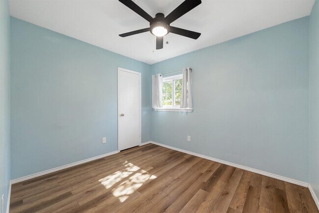 Building Photo - 4006 Alexandria Dr