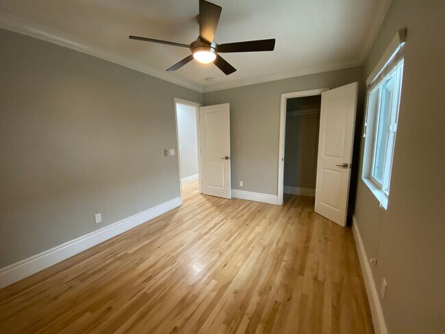 Building Photo - AC! In Unit Washer & Dryer! Reserved Onsite Parking! Downstairs Home!