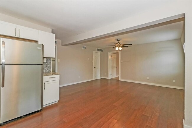 Building Photo - 7202 Twin Crest Dr