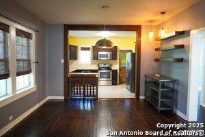 Building Photo - 419 W Lullwood Ave