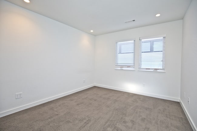 Building Photo - 716 W Stone St