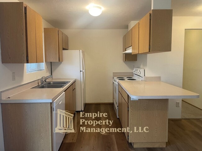 Building Photo - 355 Maple St