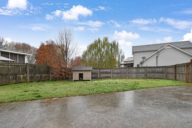 Building Photo - Pet Friendly Five Bedroom!