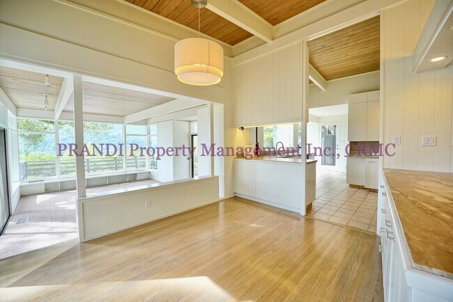 Building Photo - "Spacious 4-Bedroom Oasis with 3 Full Baths in Beautiful Kent Woodlands"