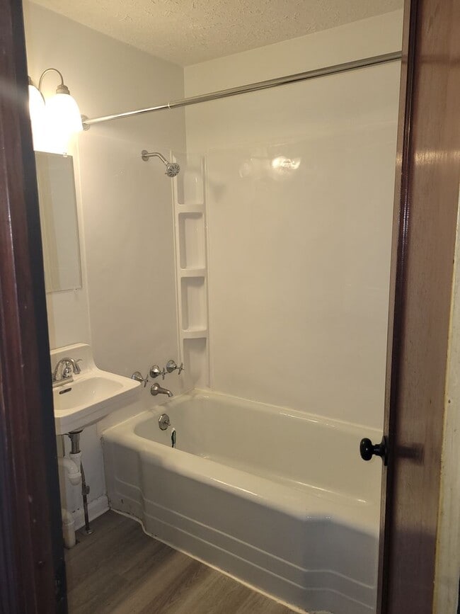 Building Photo - 2-Bedroom/1-Bath, Great Neighborhood