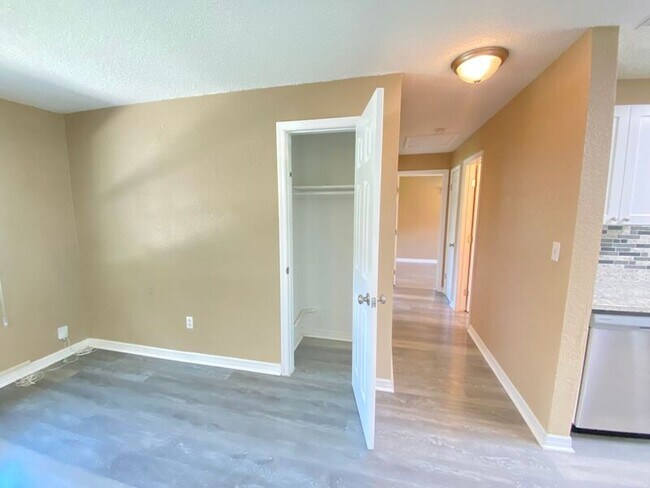 Building Photo - 908 Teatro Ct