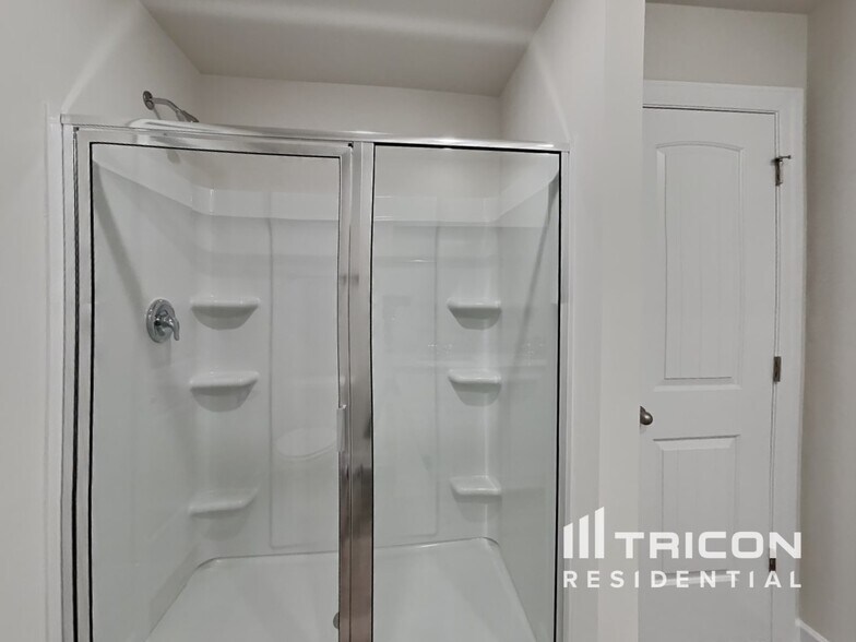 Building Photo - 3326 Quintana Dr