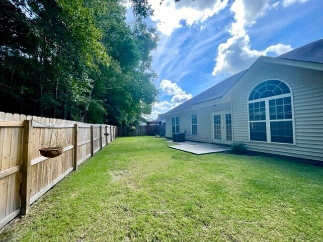 Building Photo - APPLICATION PENDING! Beautiful Home in Ber...