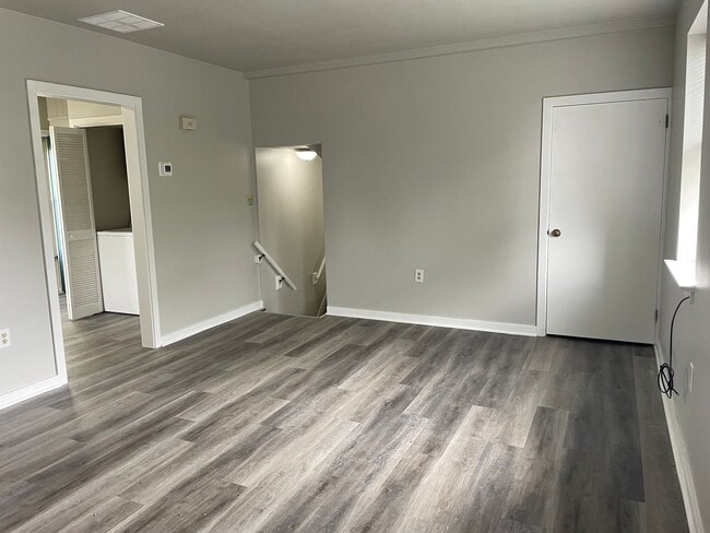 Building Photo - Charming NEWLY RENOVATED 2 Bedroom Apartme...