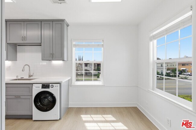 Building Photo - 8613 W Olympic Blvd