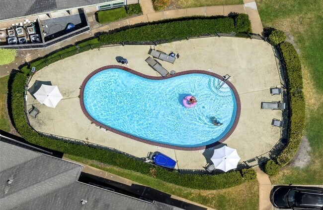 Building Photo - 1311 Antoine Dr