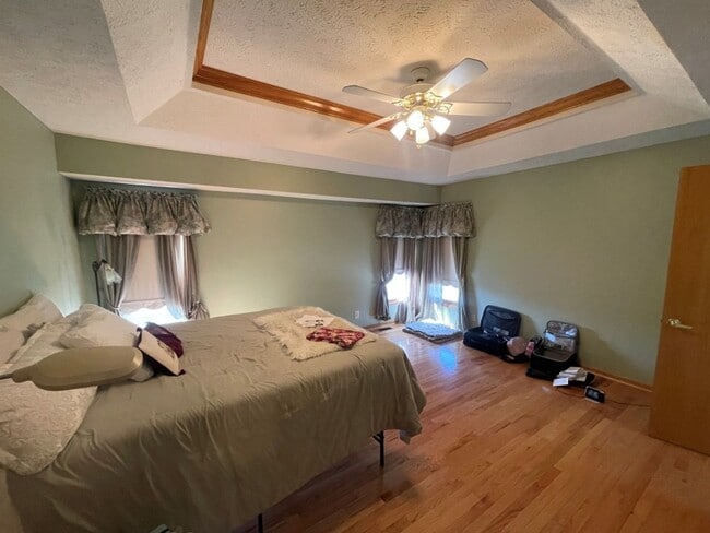 Building Photo - Home For Rent Bellevue.